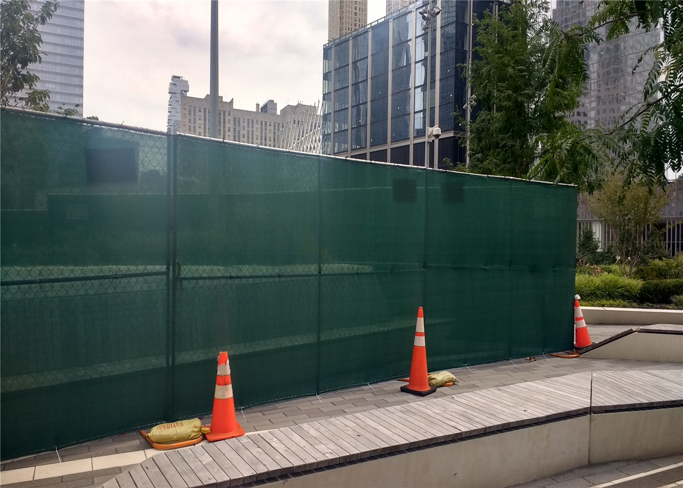 Hot dipped Galvanized Chain Link Fence Panels Height 6' Width 10' 33mm outer frame with Barb Wire