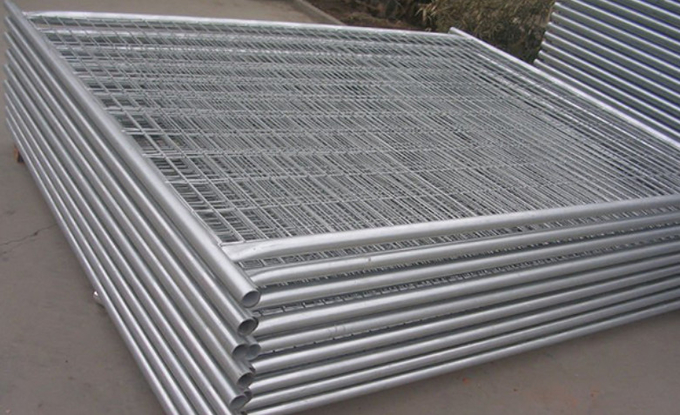 2.1x2.4m Low Carbon Steel Temporary Mesh Fencing 50x75mm Mesh Hole