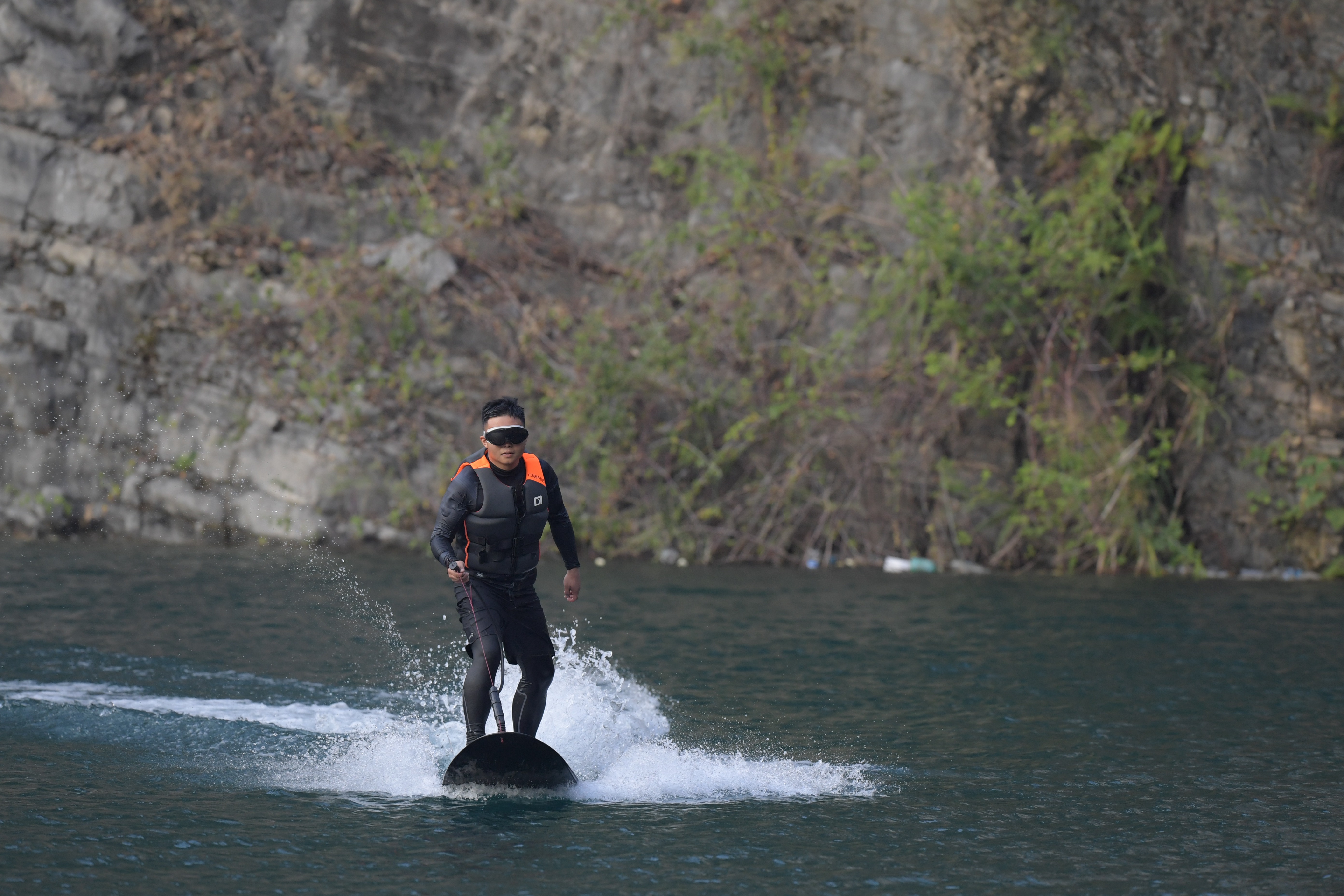 Black Carbon Fibre BluePenguin Electric/Fuel Surfboard 110cc Two-Stroke Engine 19kg