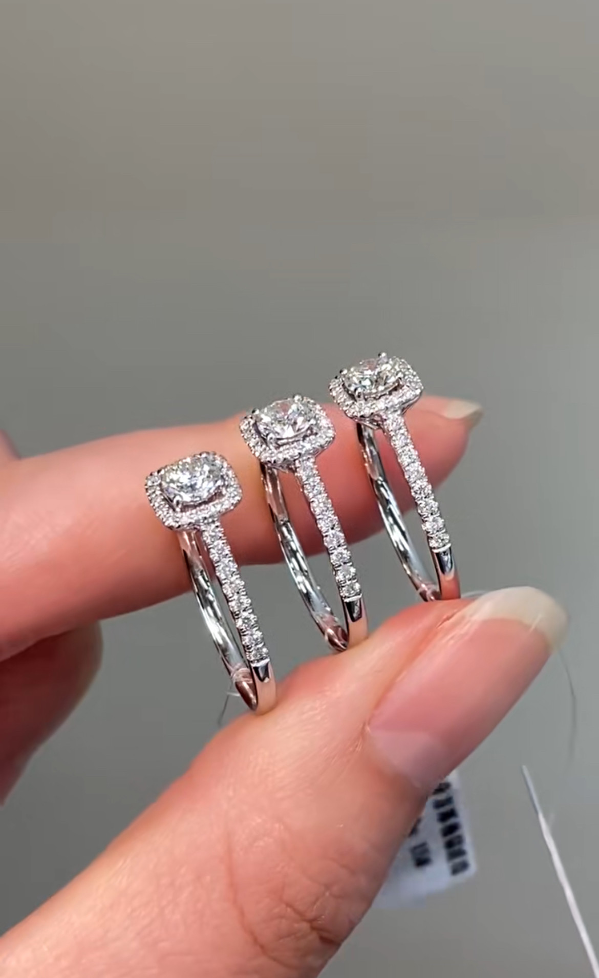 Lab Grown Diamond Rings With Halo 18K White Diamond Ring Customization Engagement