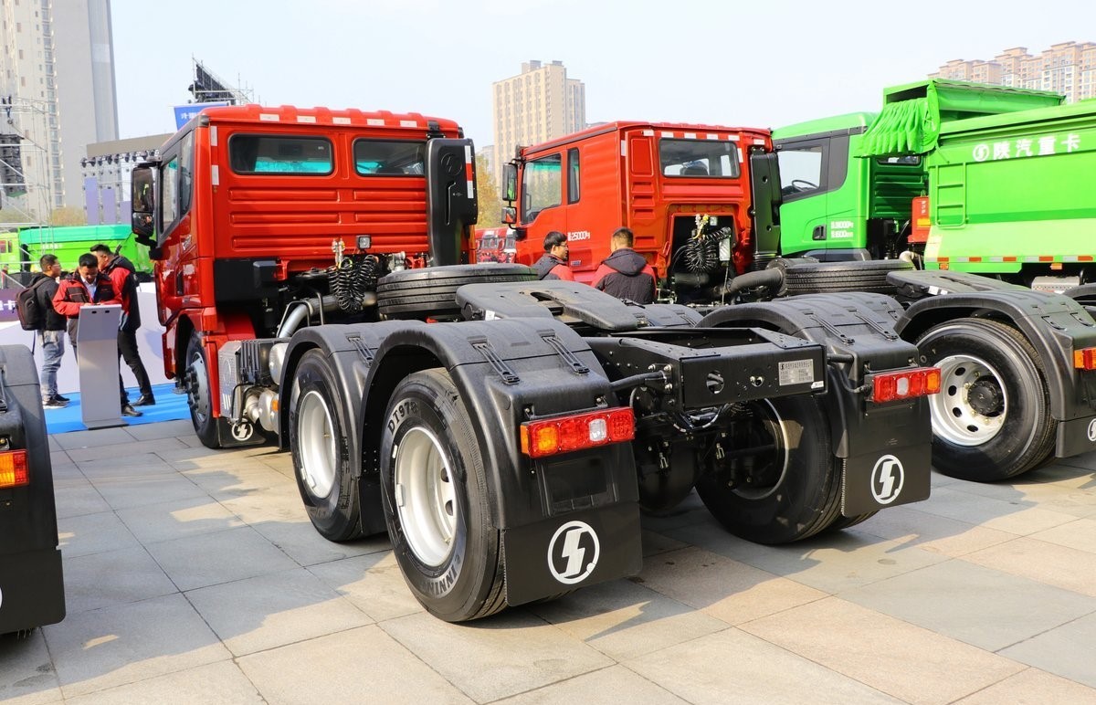 10Wheels 420HP X3000 Shacman Tractor Truck For Logistics Transportation