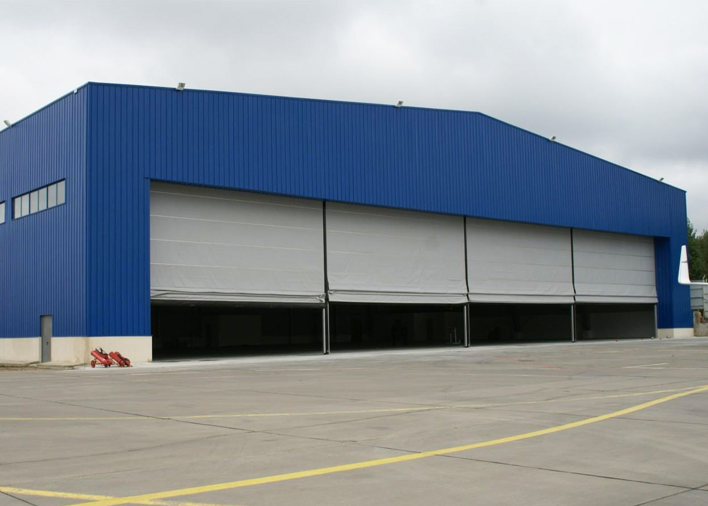 Faster Construction Prefab Steel Hangar Q355B Customized Large Span Building