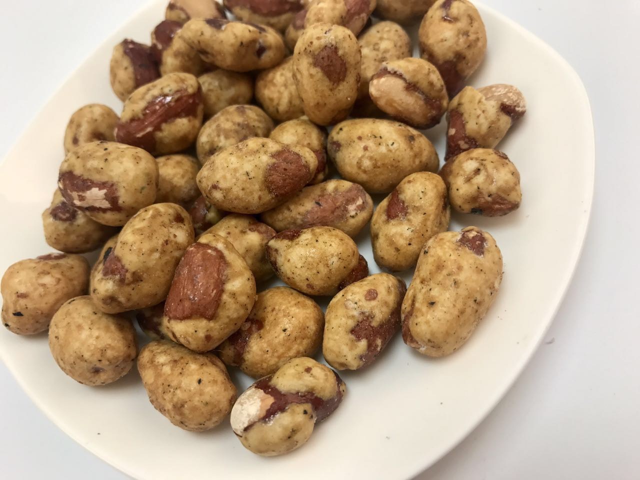 Roasted Half Coated Peanut Snack With Chili Flavor NON - GMO Snacks Tasty