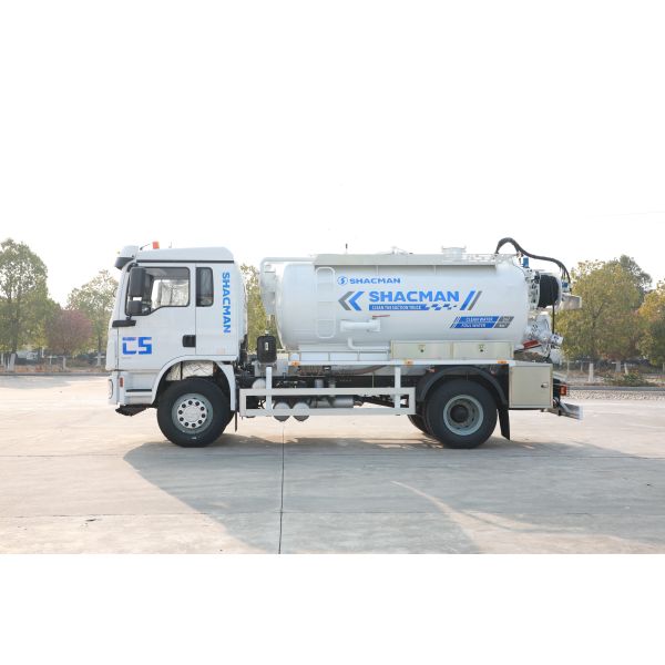 Municipal Vacuum Sewage Suction Truck Industrial 4x2 210HP Sanitation Vehicle