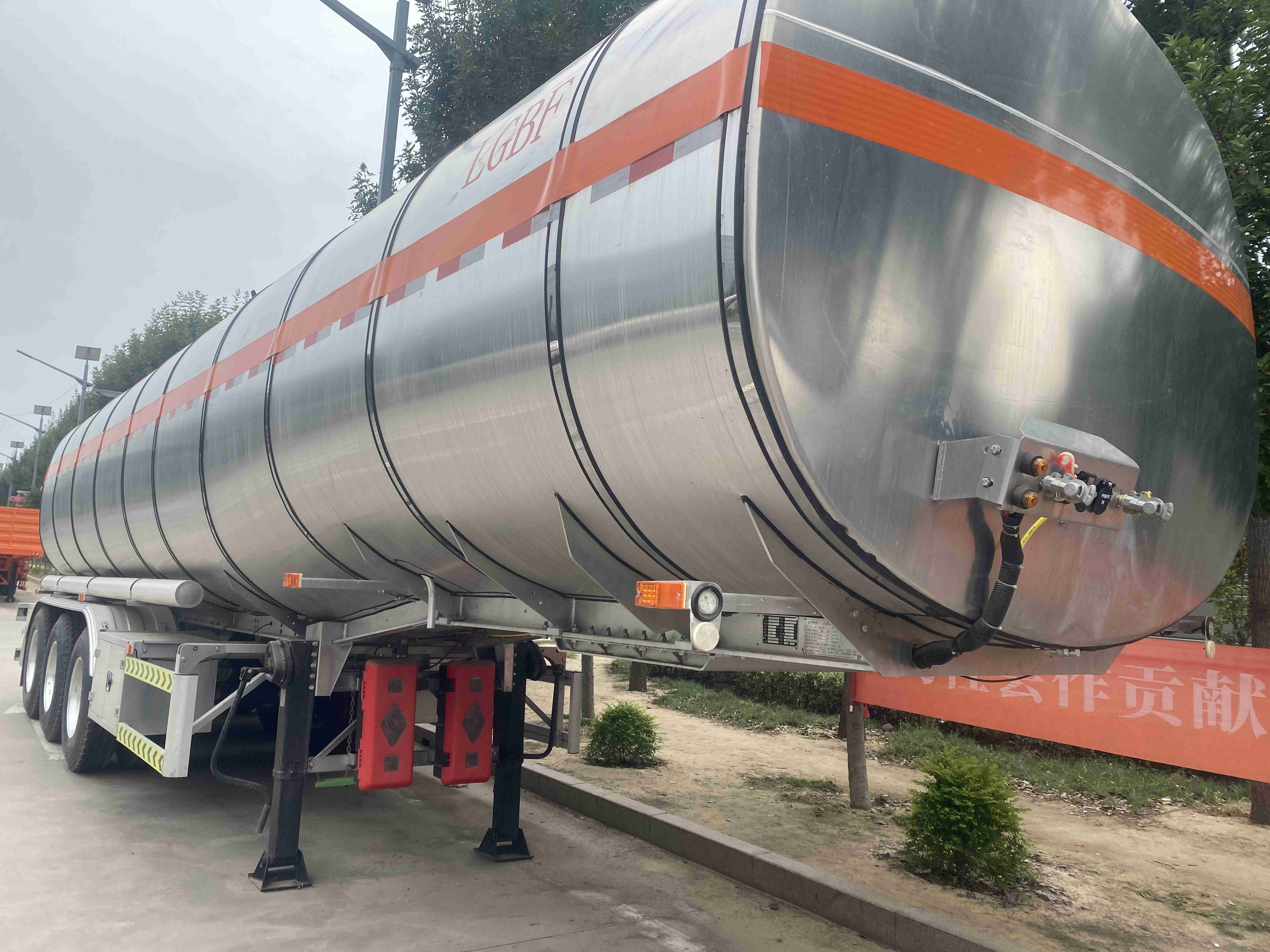 Manufacturer Customized 3-Axis Aluminum Alloy Oil Tanker Truck Semi-Trailer