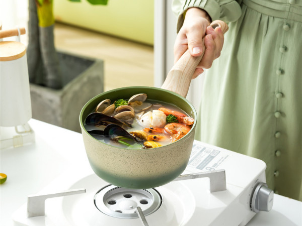 Durable Non Stick Aluminum Saucepan With Stainless Steel Lid And Stay Cool Handle