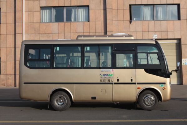 5.9m 4x2 30 Seat Diesel Business Tourist Bus Designed for Customer's Requirement