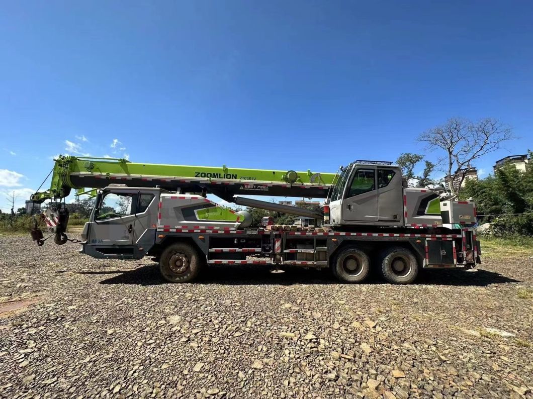 an 18-Year 25-Ton Mobile Truck Crane Is for Sale