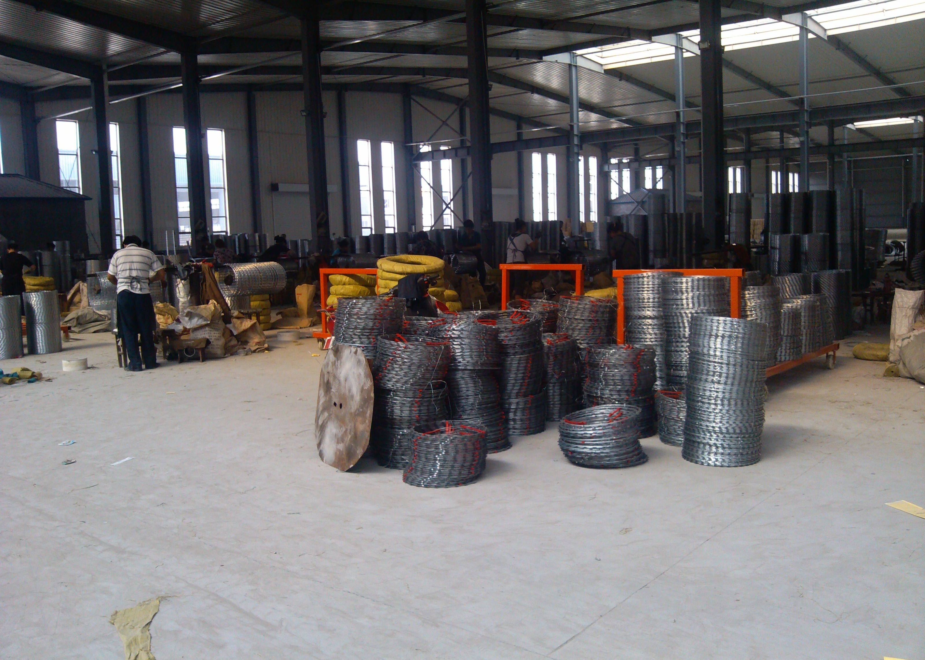BTO 65 Concertina Razor Barbed Wire 600mm Diameter For Building Wall