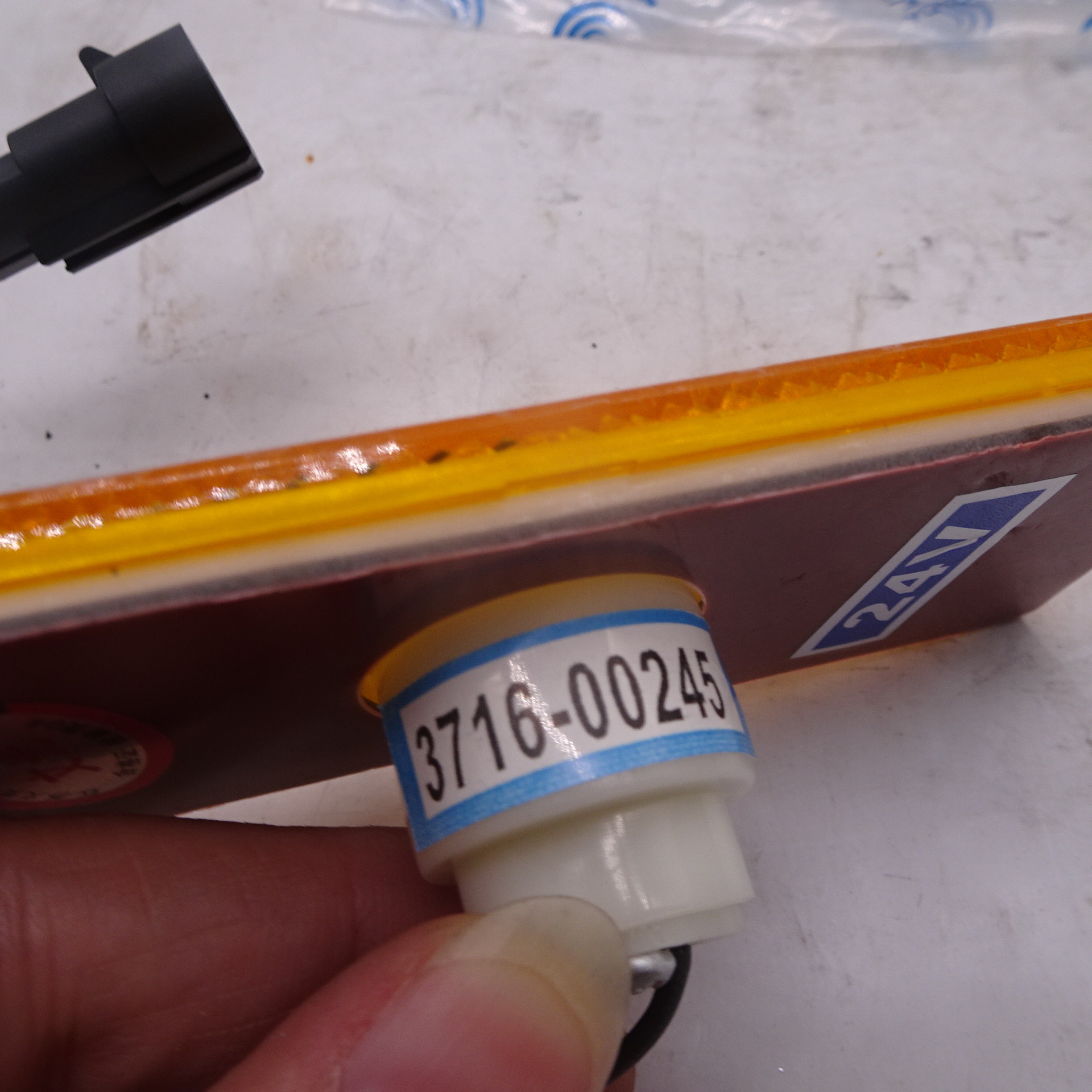Yutong bus spare parts original side marker light 3716-00245 for yutong bus parts yutong bus spare parts