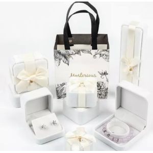 China Necklace Luxury Jewelry Packaging Box Biodegradable Debossed on sale