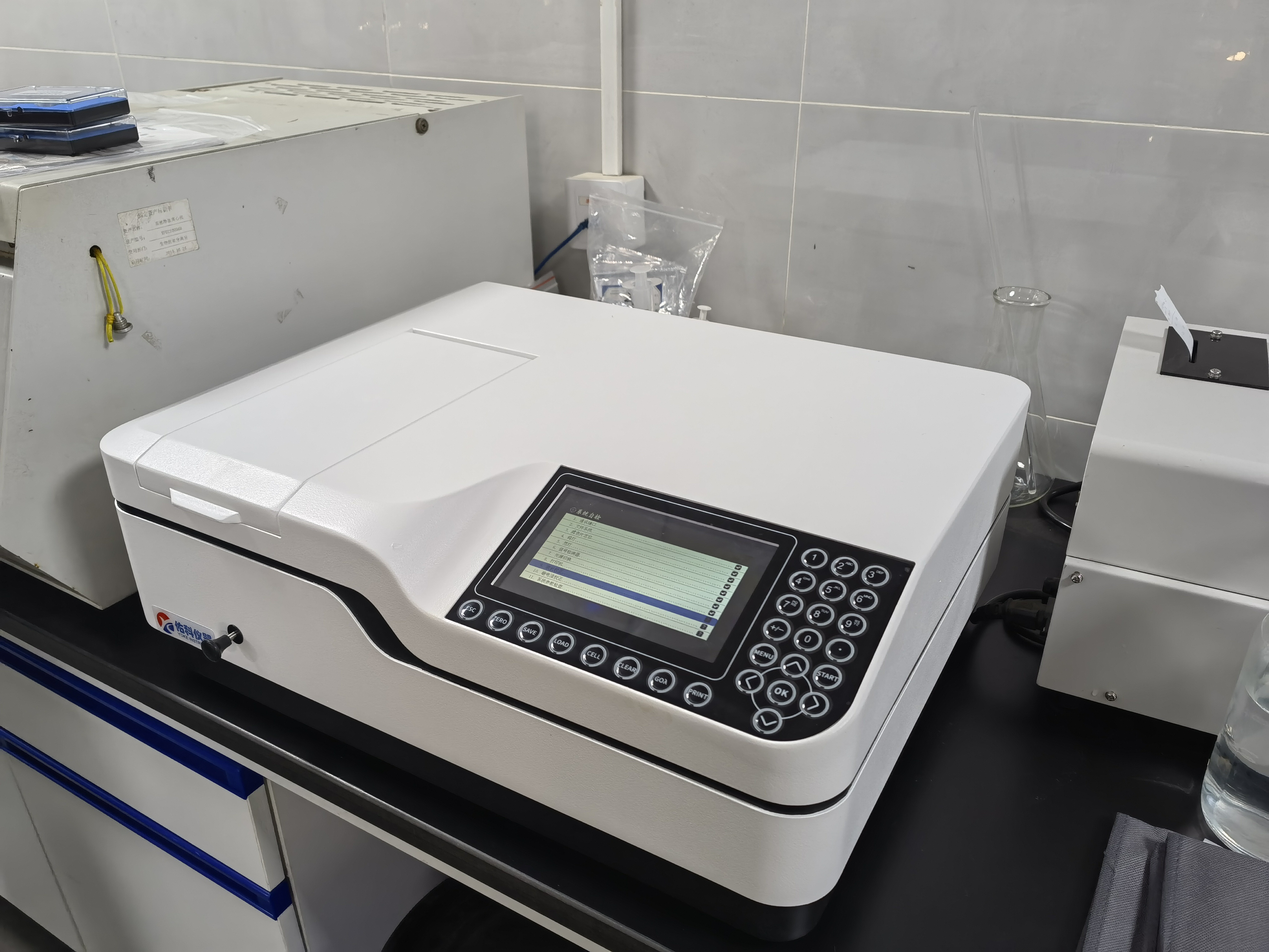 Double Beam UV-Vis Spectrophotometer with Customized Support and 0.004A Stability