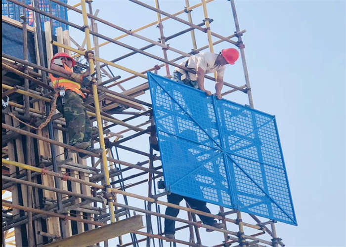 Fast Lifting Speed Industrial Construction Safety Screens 20mmX20mmX0.5mm Frame