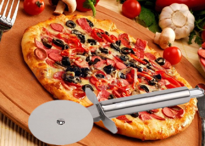 Custom SS304 Stainless Steel Kitchen Tools Pizza Cutter With PP Wooden Handle