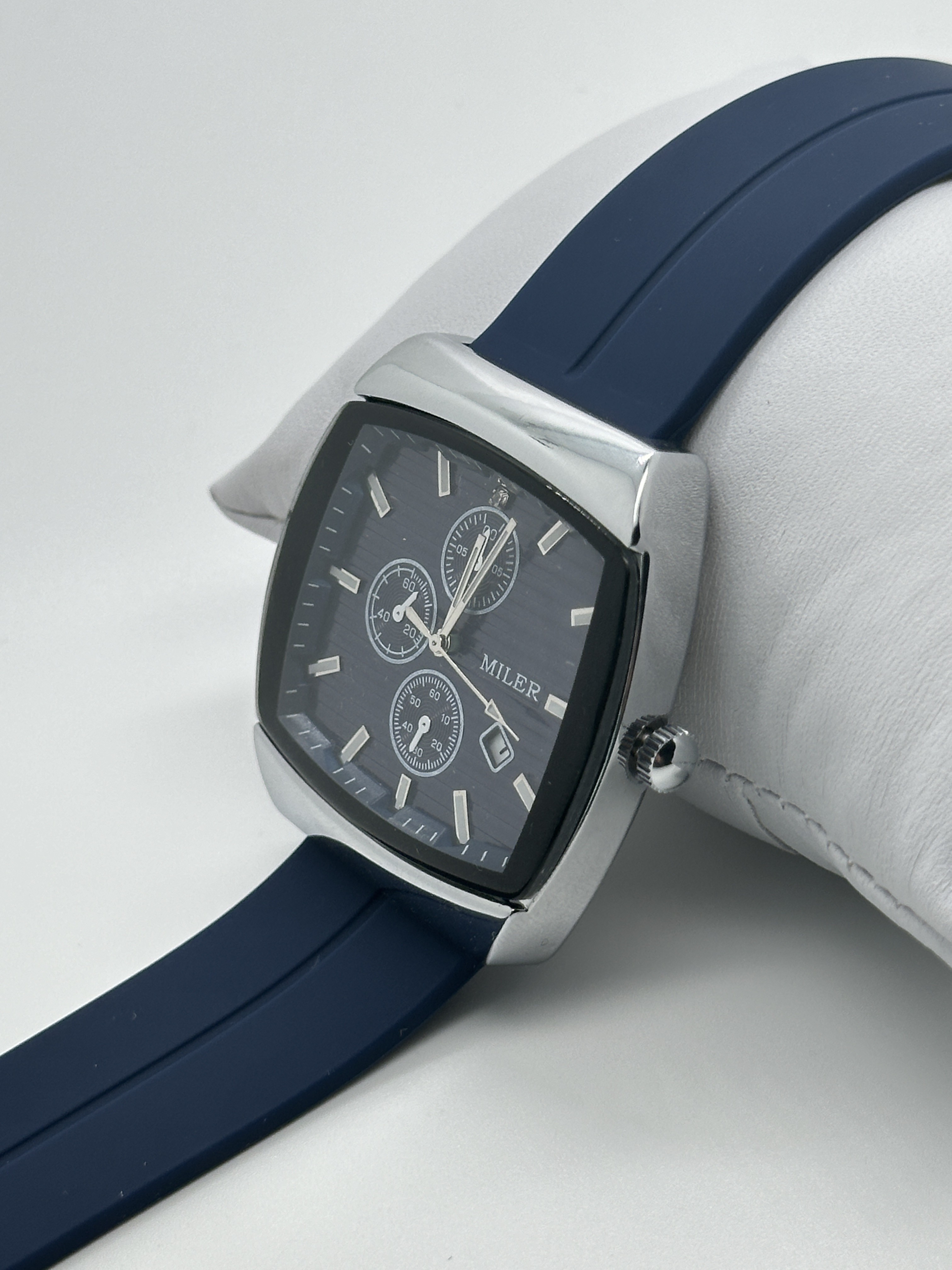 Durable And Elegant Men's Quartz Wrist Watch With Leather Band