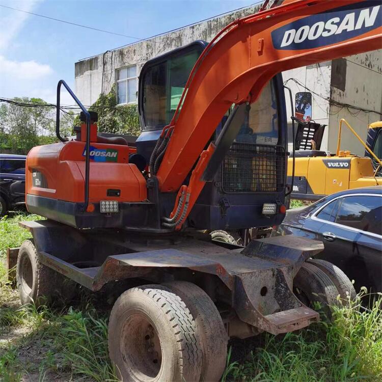 2560 Working Hours Doosan Mini Wheel Digger DX 60W Used 6 Ton Wheel Shovel in Shanghai