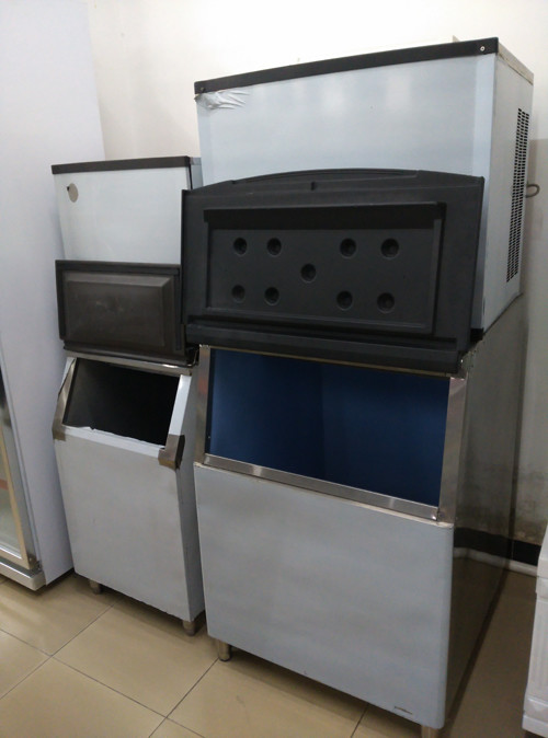 50kg / 120kg / 200kg Ice Making Machine For Restaurant Drinks Store