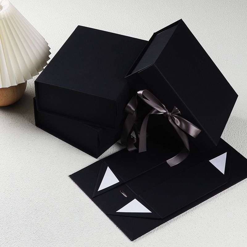 Custom Flat Cardboard Clothes Magnetic Folding Packaging Gift Box