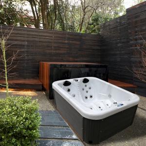 China 50HZ 220V 240V 2 Lounge Acrylic Air Massage Whirlpool Outdoor Hot Tub on sale
