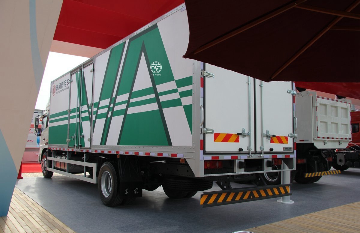 Small Enclosed Box 4x2 Drive Wheel Logistics Transport Cargo Truck with 270hp Horse Power