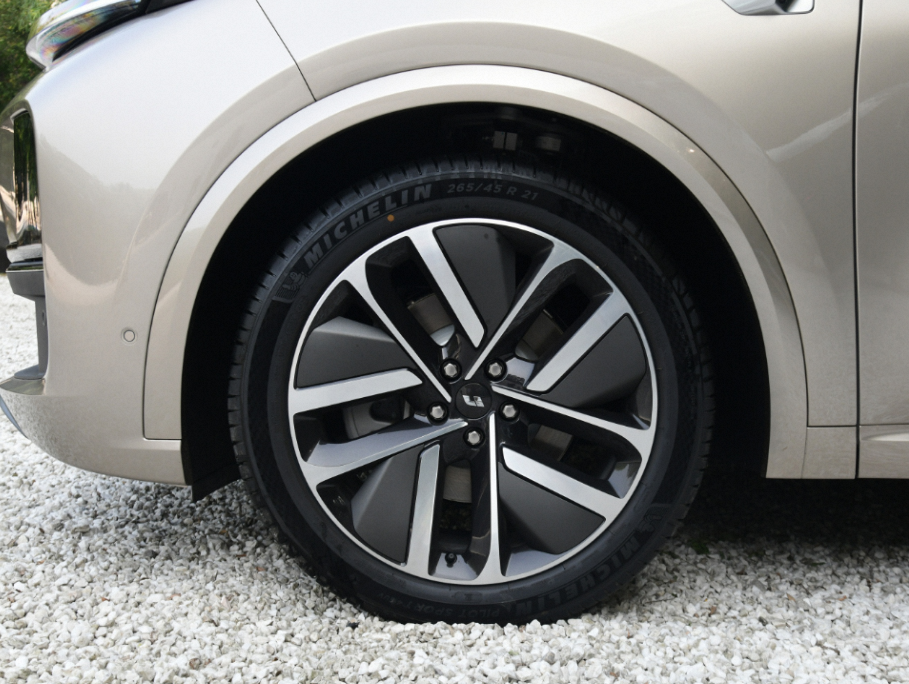 Lixianing L9 Li Xiang One L8 Max L9 Curb Weight 2300 Charging Time 0.5-6.5 Hours SUV