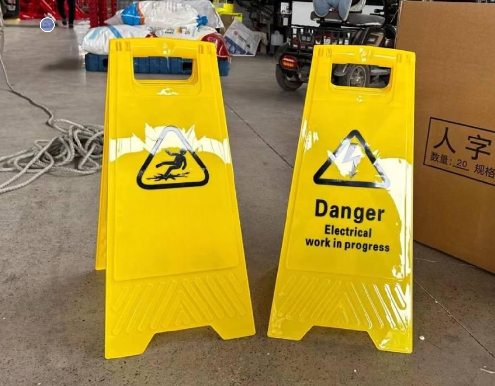 Customized 60*30*20cm 520g Wet Floor Caution Sign PP Plastic Safety Signage