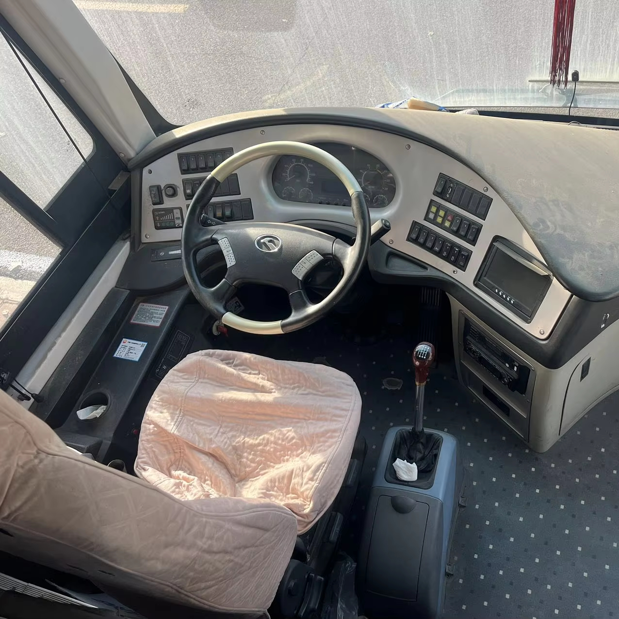 Bulk sale of Yuchai 330 engine double-glazed 63-seat yellow Golden Dragon second-hand buses