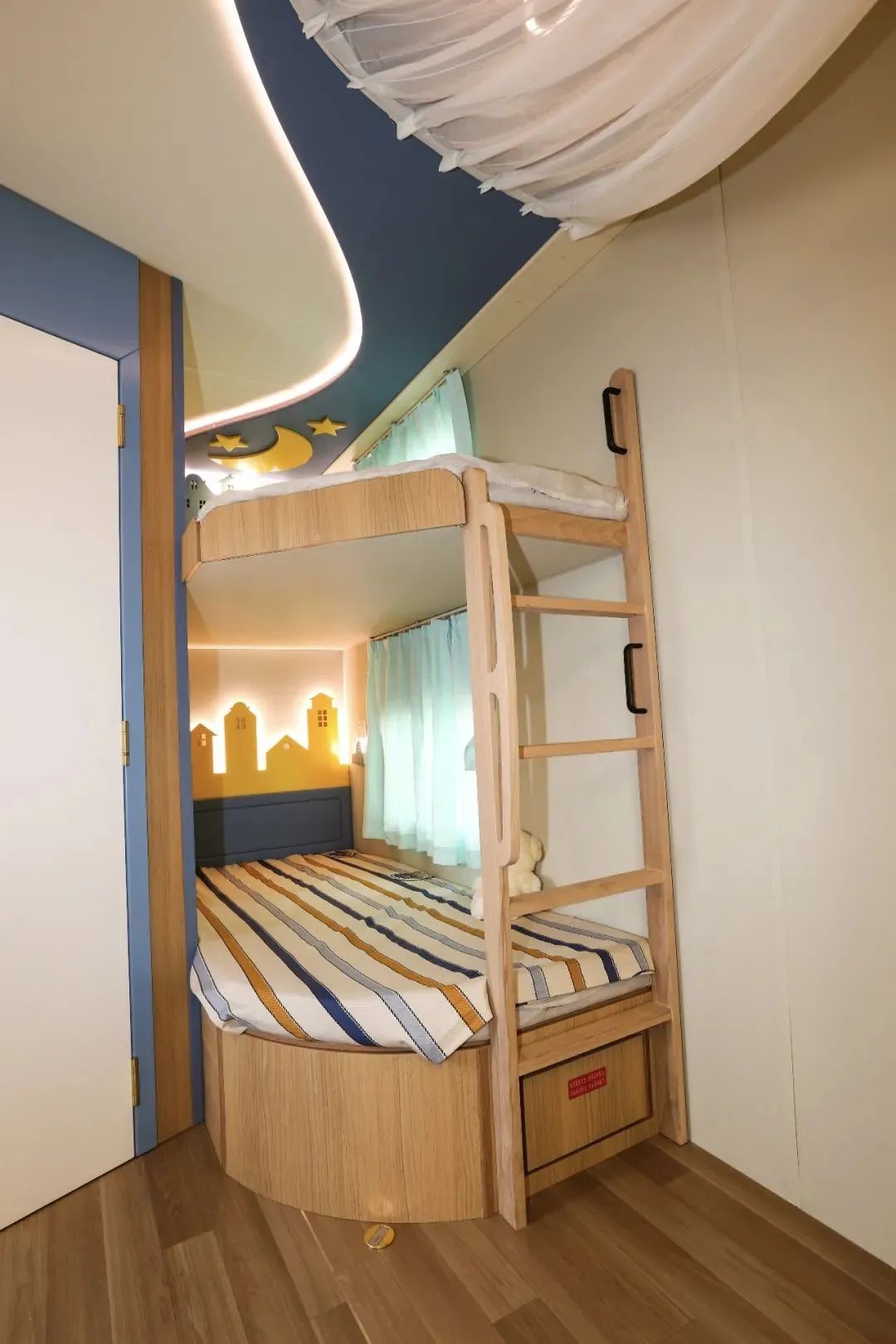 Luxury Hotel Caravan, Luxury Trailer, Hotel Trailer, Richly Equipped, Luxury, 4X4 Trailer，Parent-child trailer RV