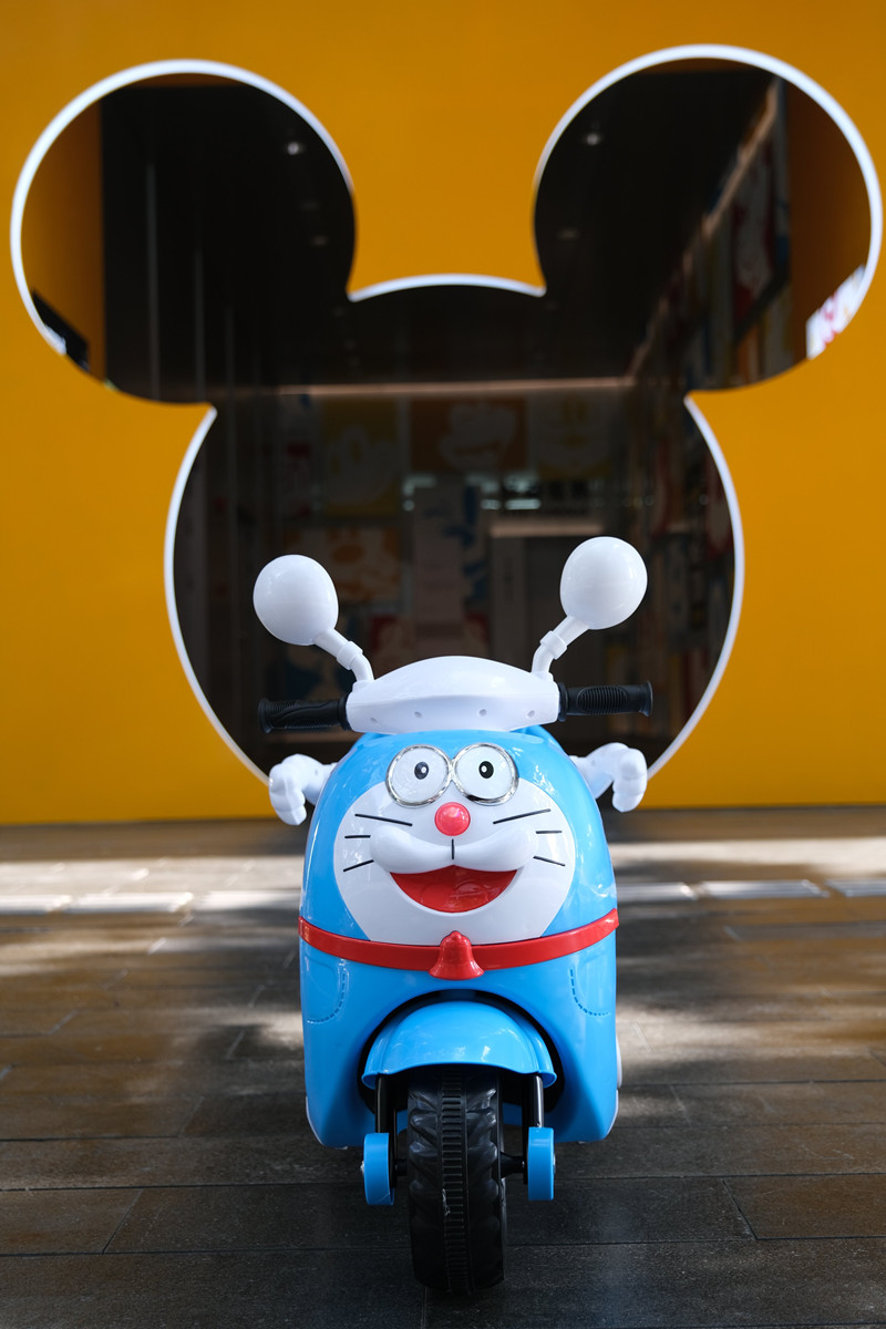 Unisex Children's Three-Wheeled Electric Motorcycle with Cool Lighting Ride On Car