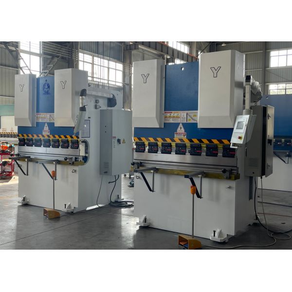 1600mm Worktable Torsion Bar Press Brake CNC Controller Smooth Metal Hydraulic Bending Machine