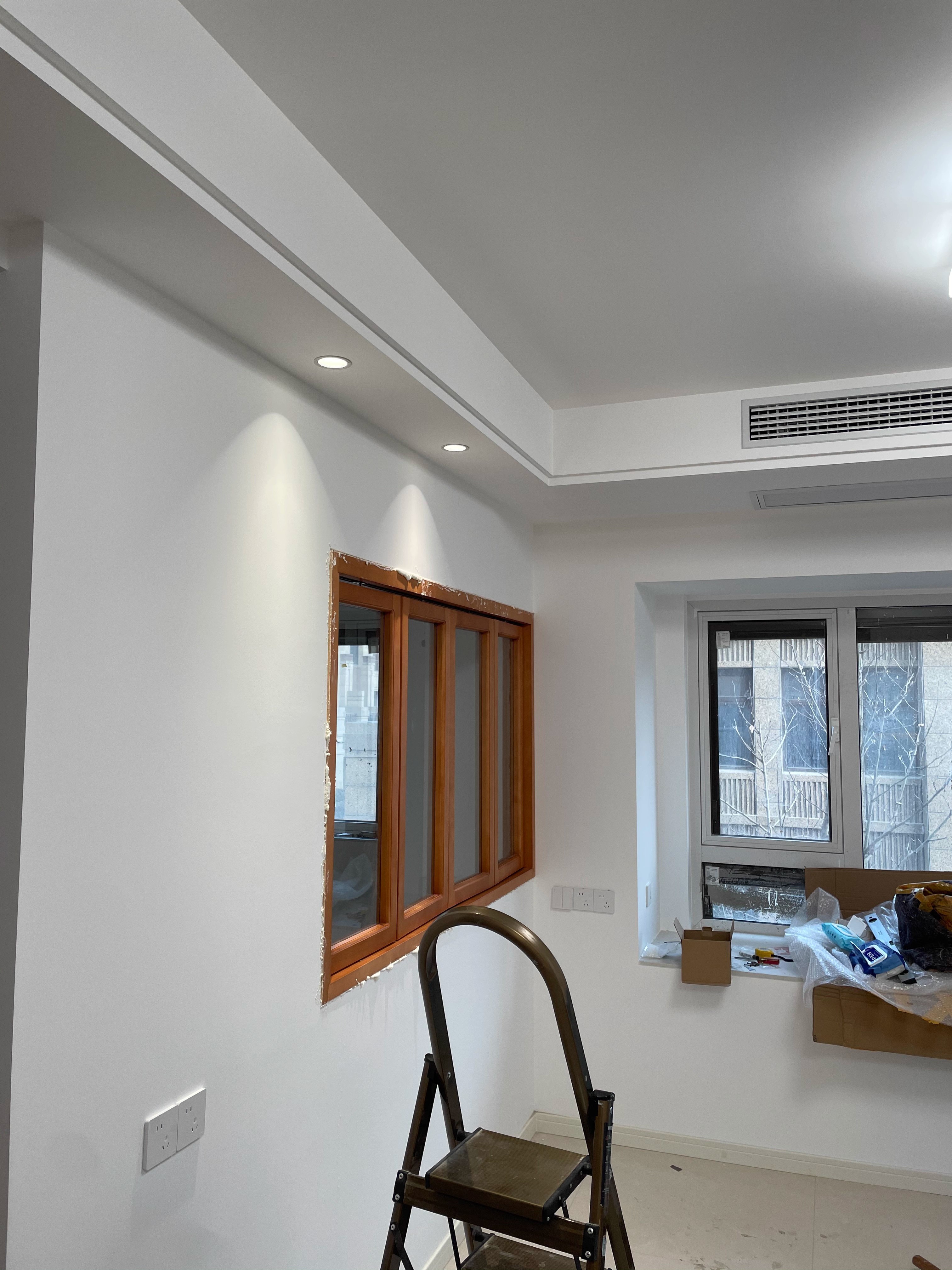 North-Light Folding Window Configuration Replicating Traditional Atelier Lighting Conditions for Creatives