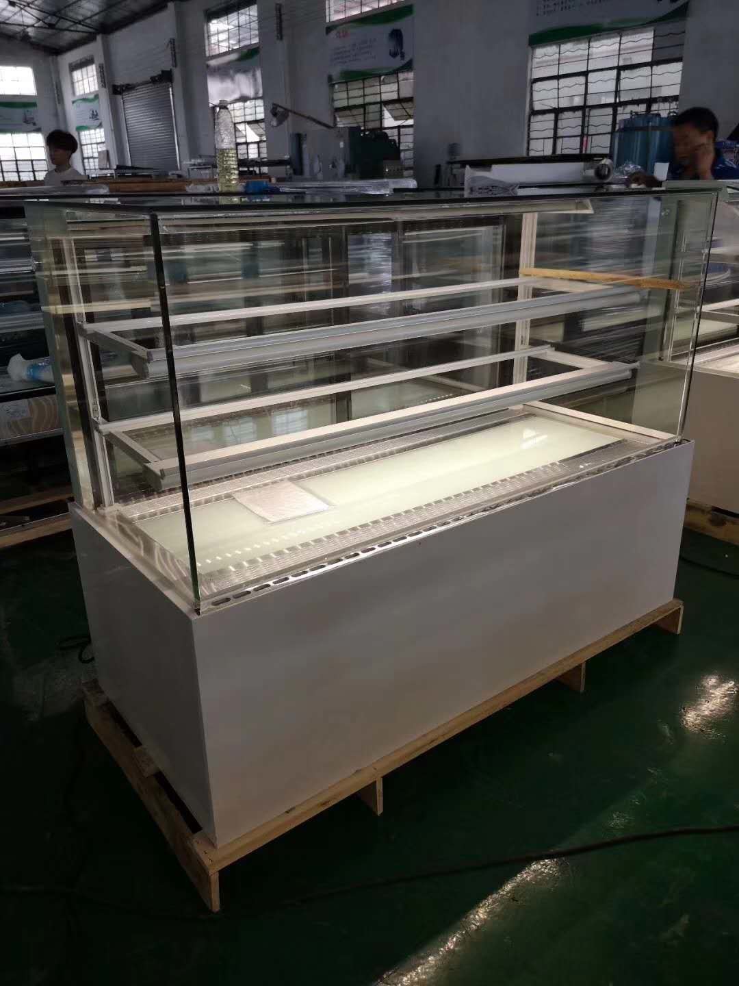 Double Arc glass Commercial Cake Display Freezer With Convenient Casters