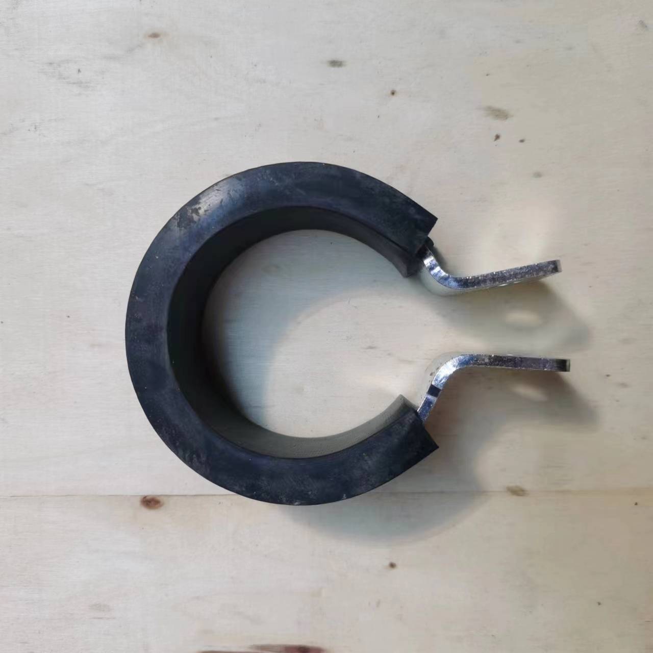 U Type R Type Tank Water Pipe Clamp Hoop with 304 Stainless Steel and Rubber Edge