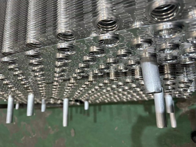 High Heat Transfer Performance Condensing Louvers Specification 21*21.65mm Anticorrosive Aluminum