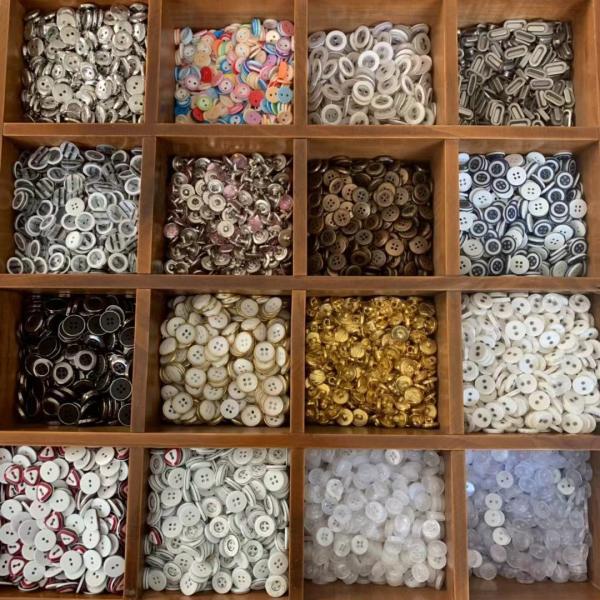 Wholesale 14L-80L Custom made solid white polyester chalk button with logo