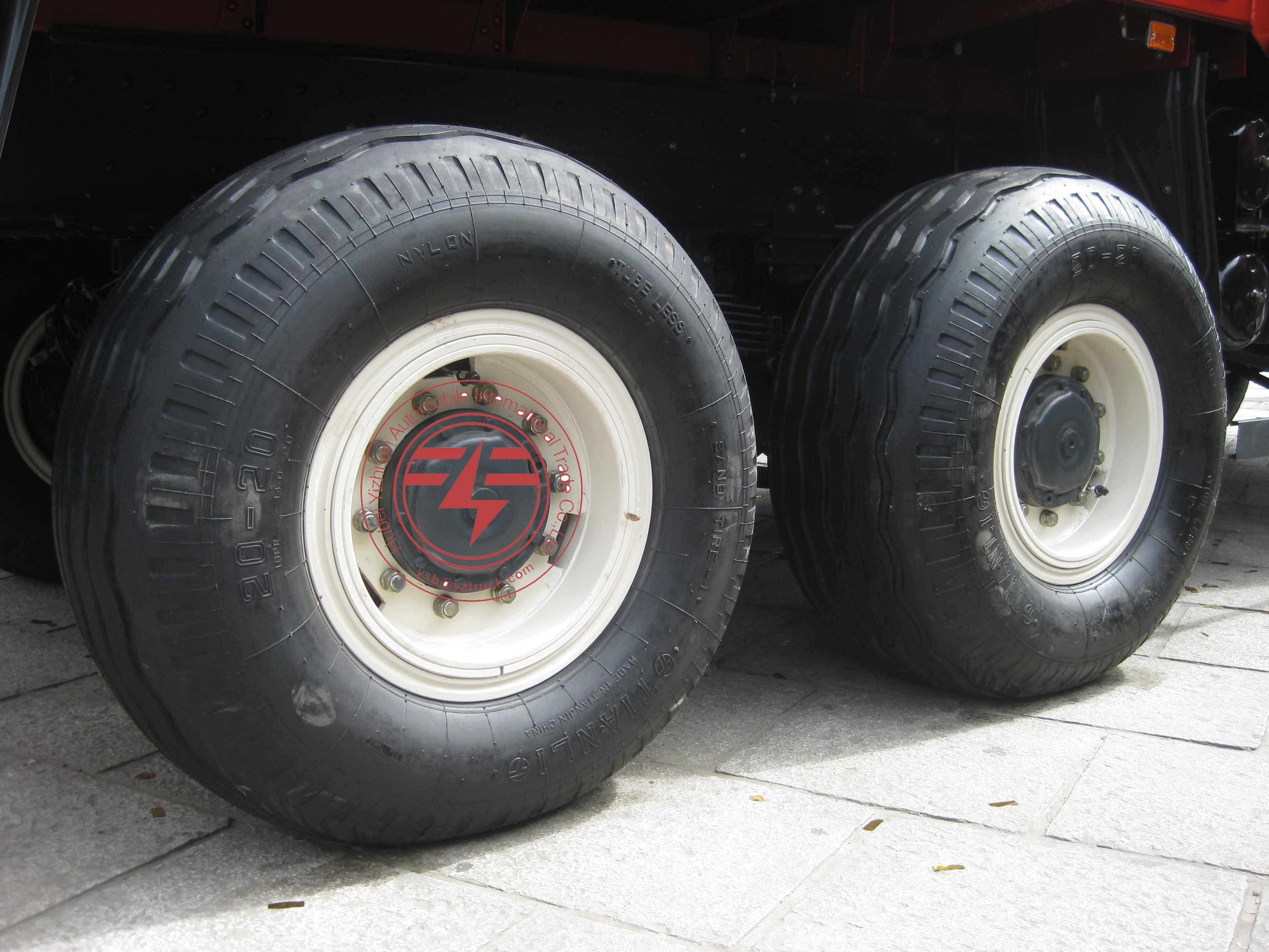 Dongfeng 6x6 All Wheel Drive Mini Oil Tanker Truck for Agricultural and Sideline Products