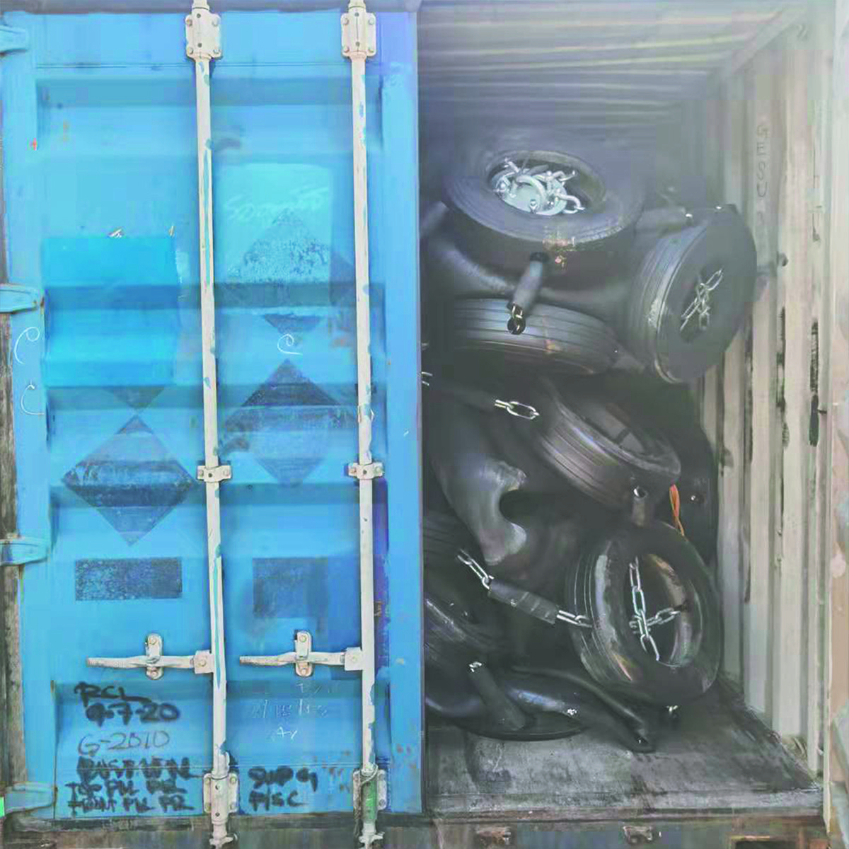 2.5*4m ISO Inspection Standard Hydro Pneumatic Yokohama Rubber Fender With Black Tyres
