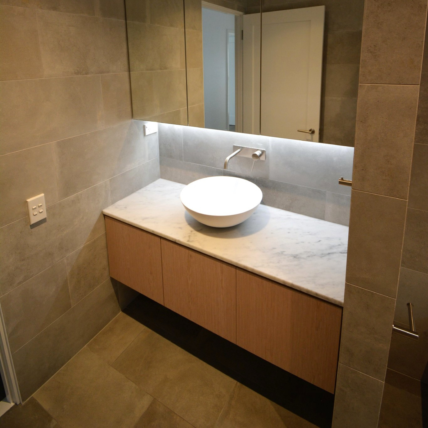 Customized Modern Timber Veneer Bathroom Vanity Units Handless Light Wood