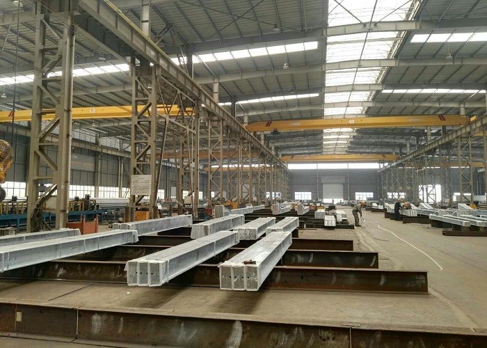 Pre - Fabricated Steel Structure Warehouse Customized Galvanized / Painted Surface