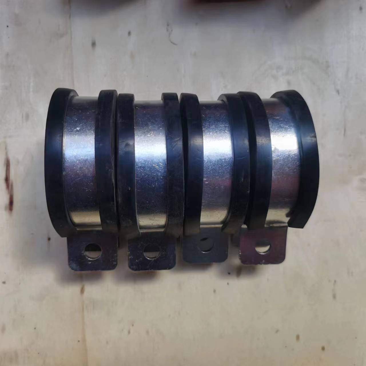 U Type R Type Tank Water Pipe Clamp Hoop with 304 Stainless Steel and Rubber Edge