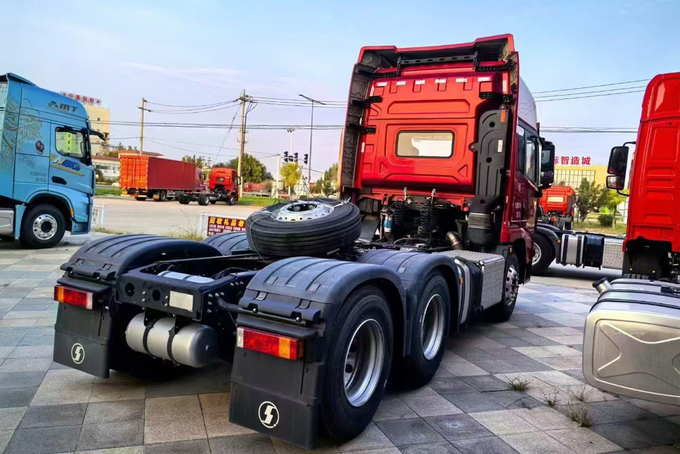 Global Thermal Efficiency And Precise Powertrain Coupling Of SHACMAN X5000 Tractor Truck