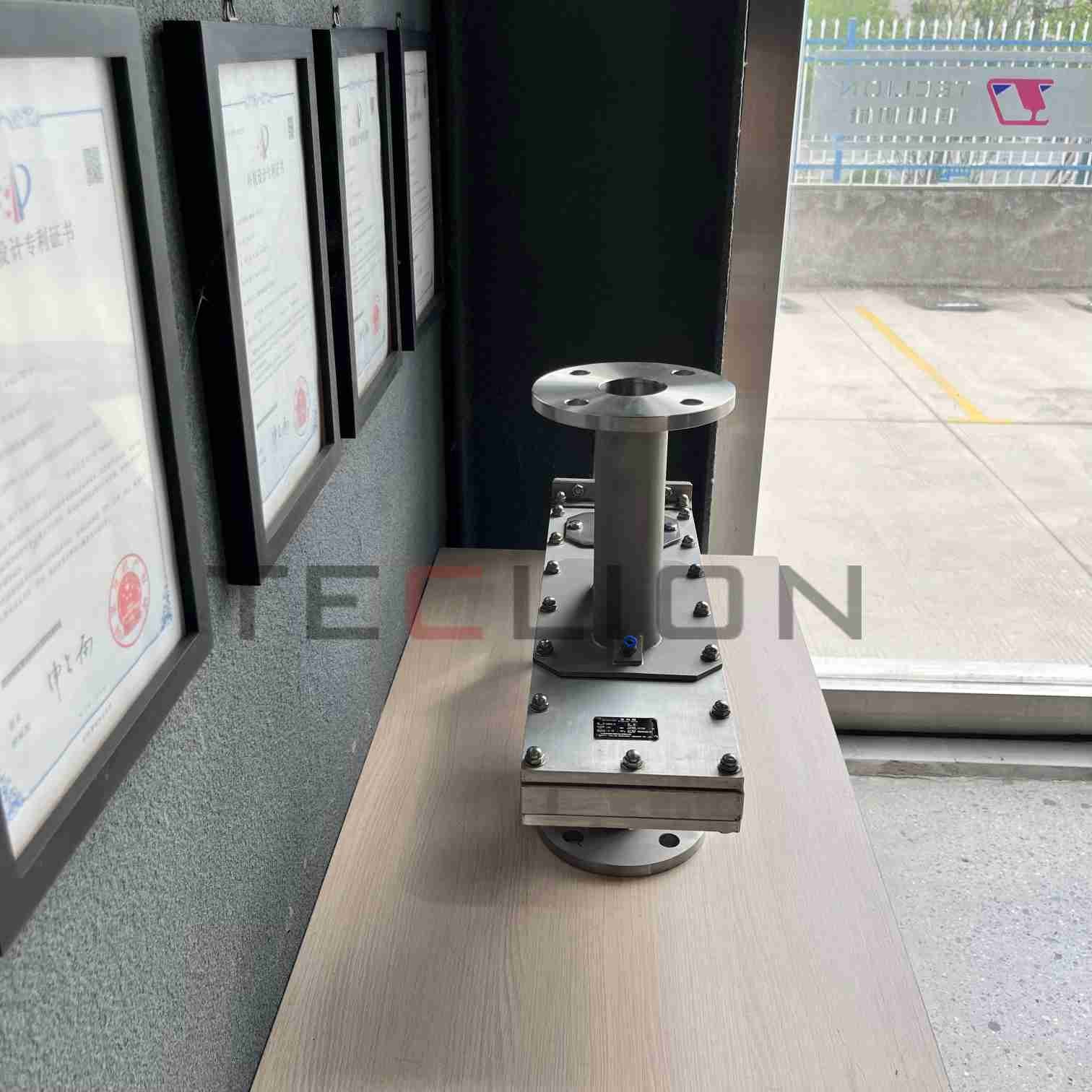 Stainless steel line changing valve suitable for dilute phase pneumatic conveying or gravity unloading