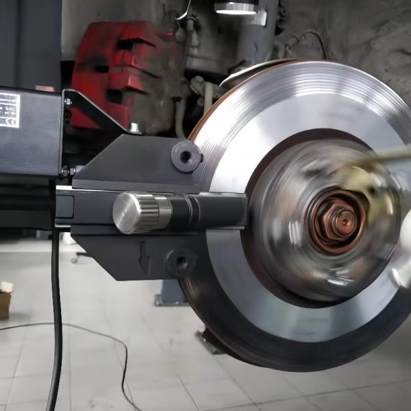 Precision Engineered Brake Disc Lathe Machine On Car 120rpm T2015