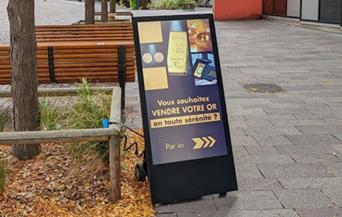 Outdoor Movable 43inch LCD Digital Poster Foldable and Portable Design with all-round movement and rotation installation