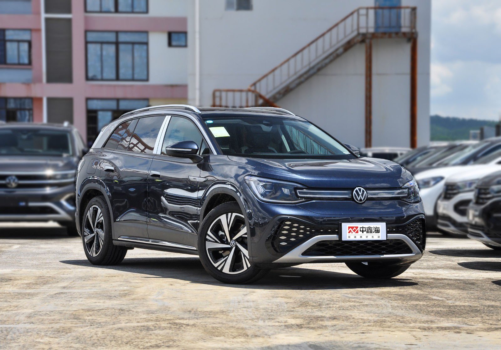The cheapest Volks-wagen ID6 is sold in stock, and the white, blue and gray battery life is 600KW, which can be quickly charged