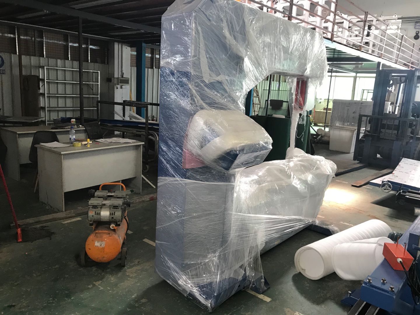 Vertical Blade Saw Manual Cutter for EPE Leather Plastic Rubber Roll Mat Distribution