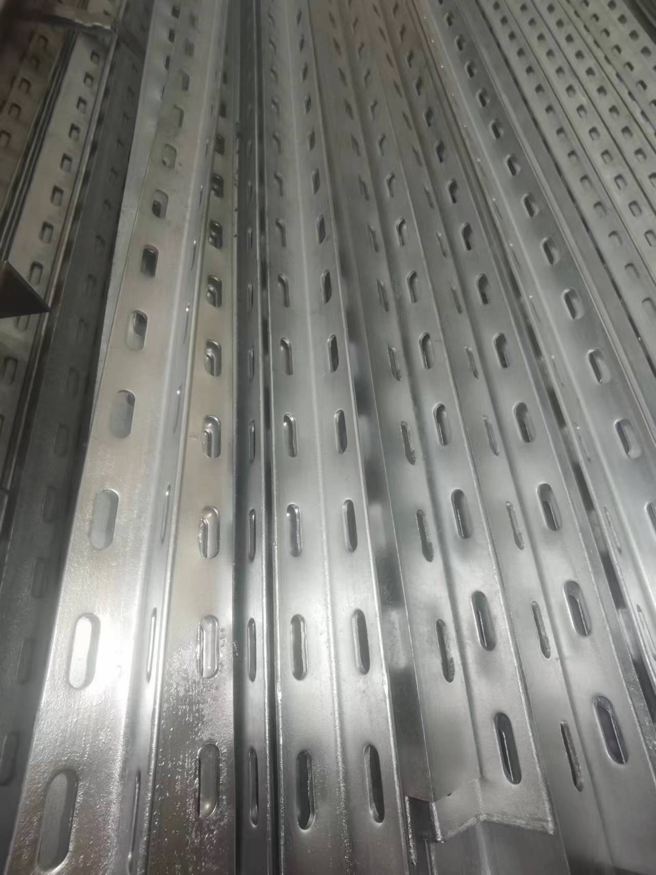 Q195-Q420 Series 25*25*4mm-200*200*10mm Hot Dipped Equilateral Angle Steel with Hole