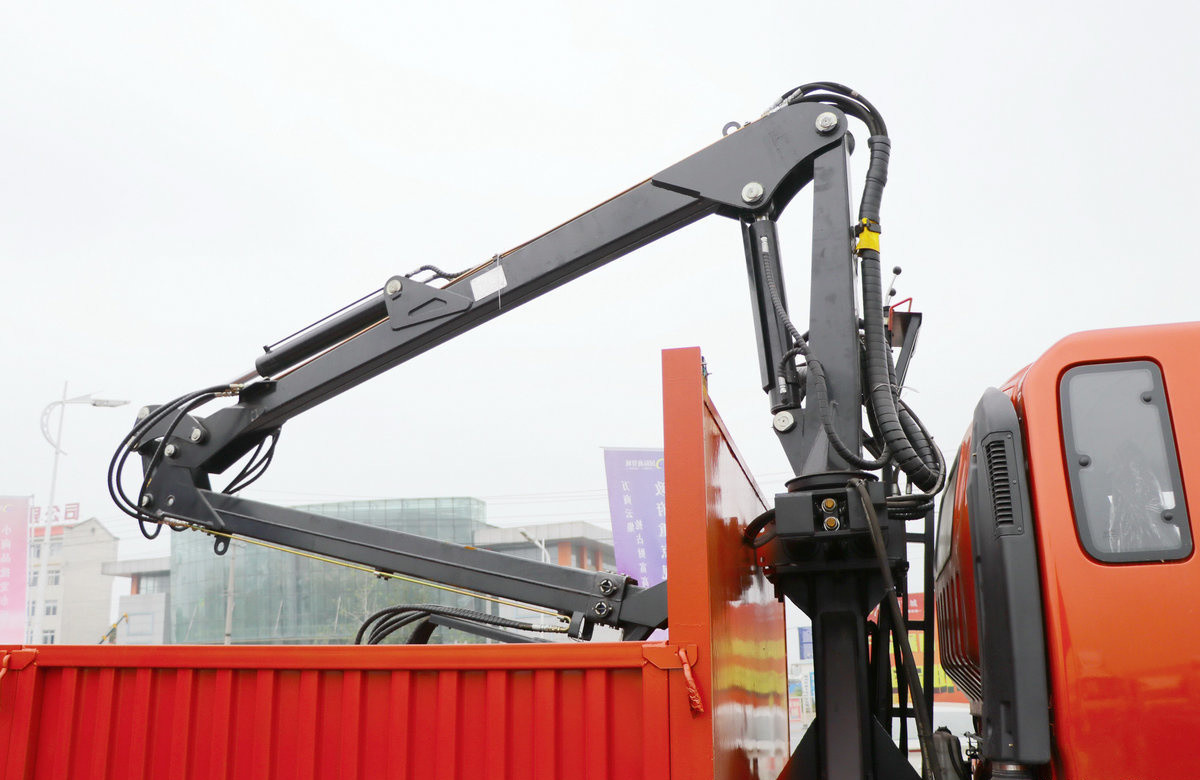 Crane Truck Mounted Lifting Weight 4 Tons Dayun 4*2 Single And Half Cab Grabbing Wood 200hp