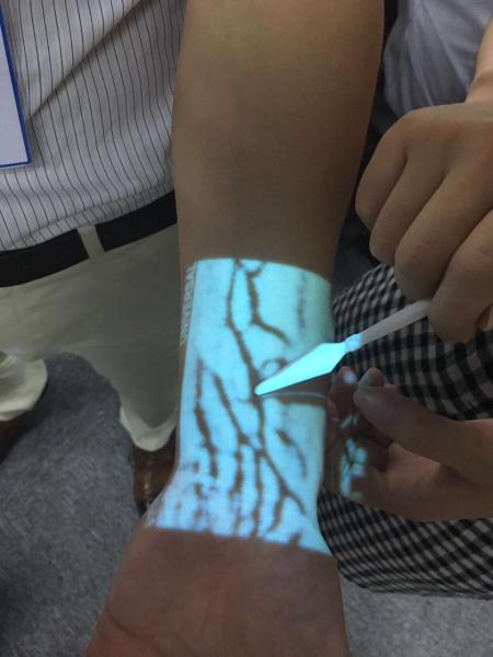 Cheap Medical Vein Locator Device / Vein Viewer Device For Emergency , No Laser And No Radiation for sale