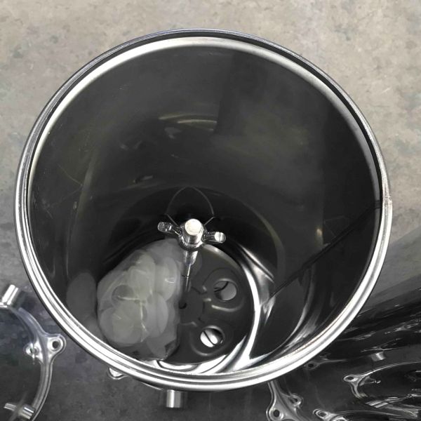 Vertical Pressure Multi Cartridge Filter Housing Sandblastin RO Membrane